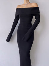 Schulterfreies, schwarzes, langärmliges Maxikleid aus Strick